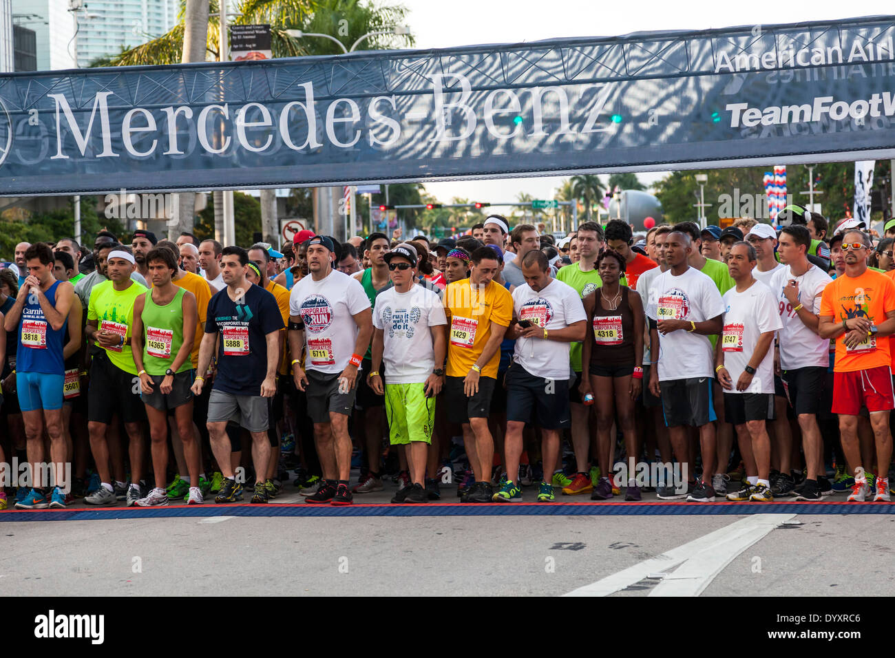 Coureurs au départ de l'entreprise Mercedes-Benz 2014 courir à Miami, Floride, USA. Banque D'Images