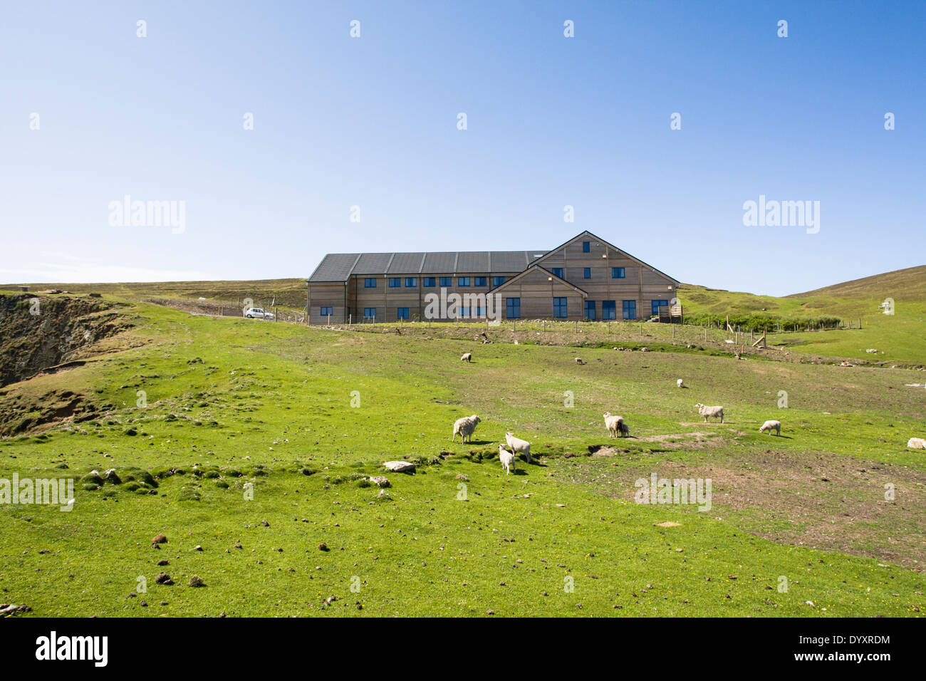 Le nouveau bâtiment de l'Observatoire d'oiseaux Fair Isle, ouvert en 2010. Fair Isle, Shetland Banque D'Images