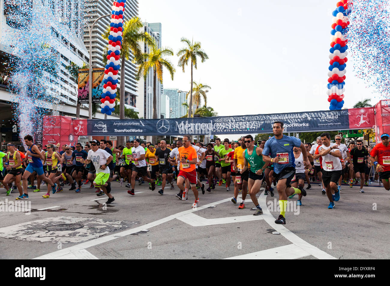 Sprint coureurs loin de la ligne de départ de l'entreprise Mercedes-Benz 2014 courir à Miami, Floride, USA. Banque D'Images