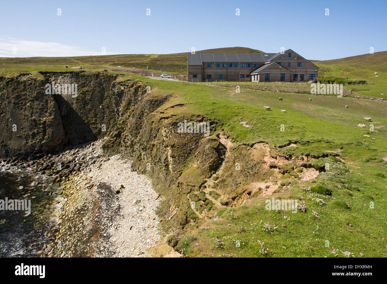 Le nouveau bâtiment de l'Observatoire d'oiseaux Fair Isle, ouvert en 2010. Fair Isle, Shetland Banque D'Images