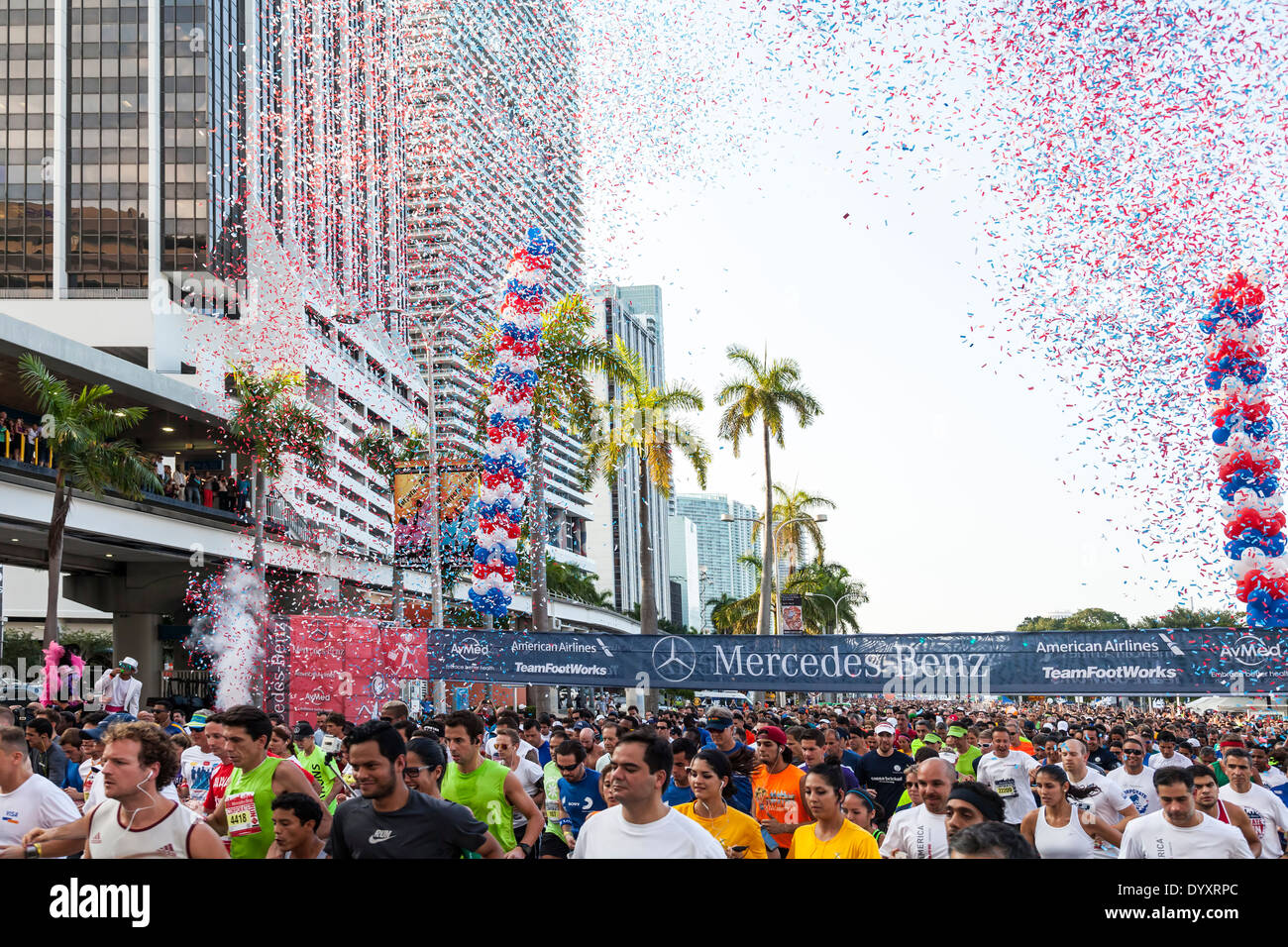 La foule des coureurs au départ de l'entreprise Mercedes-Benz 2014 courir à Miami, Floride, USA. Banque D'Images