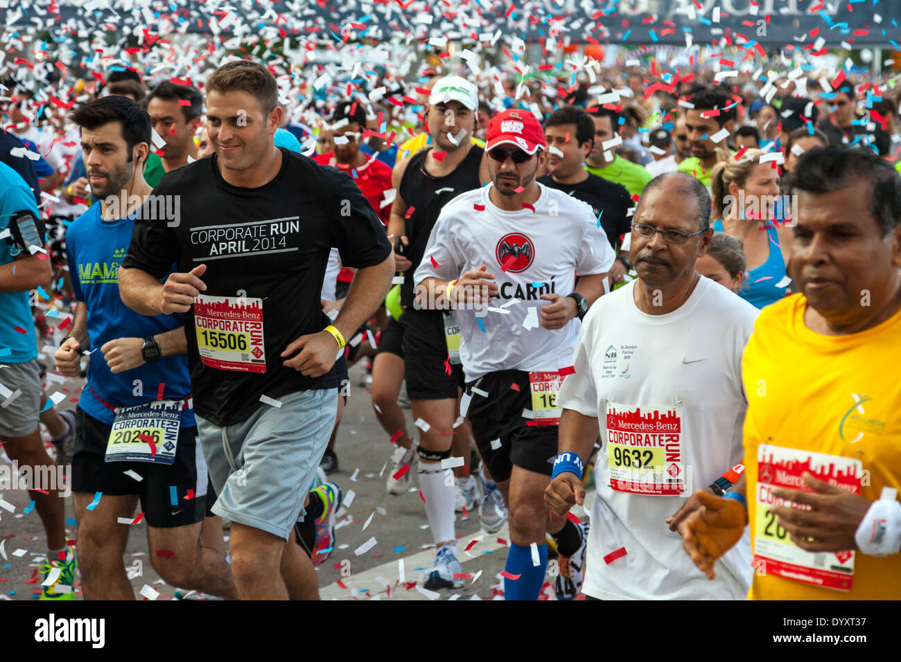 Foule de coureurs au départ de l'entreprise Mercedes-Benz 2014 courir à Miami, Floride, USA. Banque D'Images