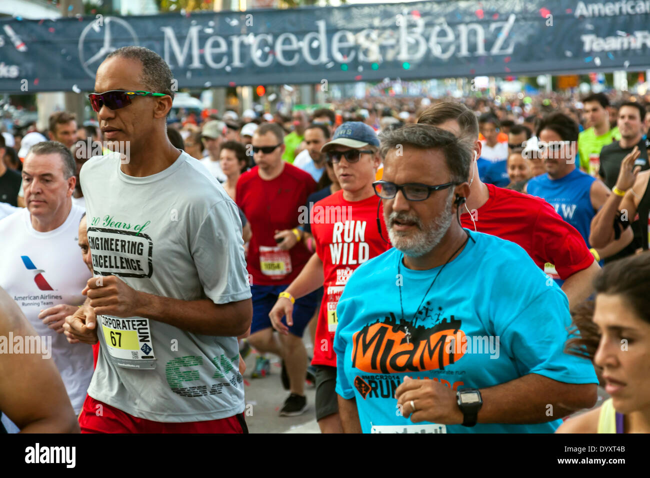 Coureurs homme porté sur leur race au début de 2014 l'entreprise Mercedes Benz courir à Miami, Floride, USA. Banque D'Images