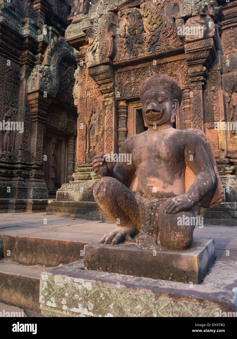 Les gardiens du temple de Banteay Srei Temple Hindou dédié à Shiva. Siem Reap, Cambodge Banque D'Images
