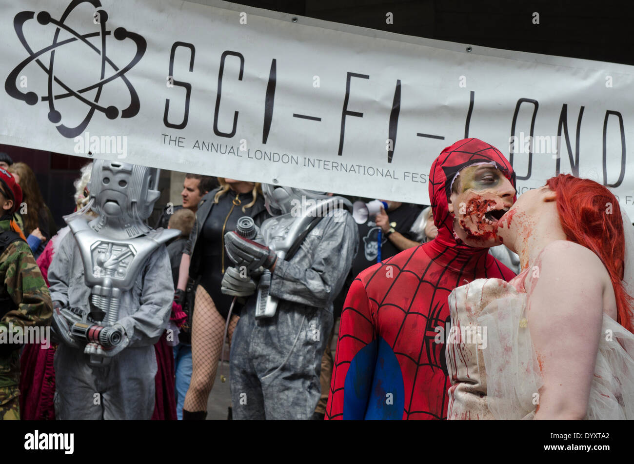 Londres, Royaume-Uni. Apr 27, 2014. Spiderman et mariée Zombie baiser sous Sci-Fi London bannière. Credit : Prixpics/Alamy Live News Banque D'Images