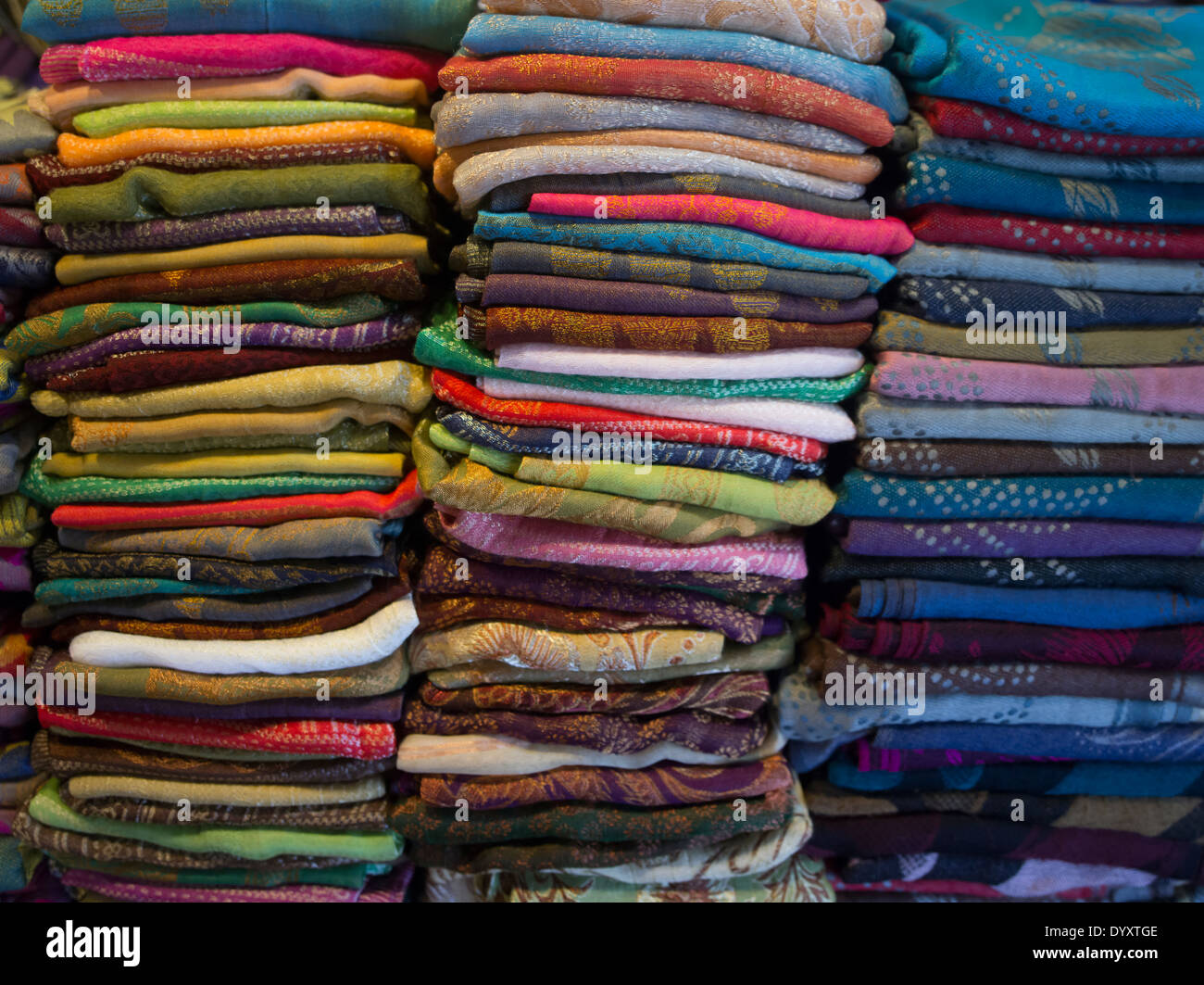 Vêtements et tissus pour la vente au marché nocturne d'Angkor, Siem Reap, Cambodge Banque D'Images