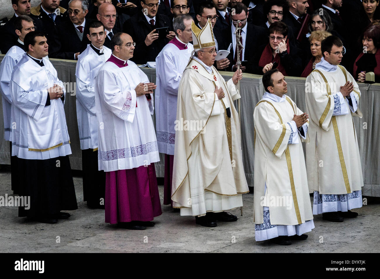 Vatican, Rome, Italie. Apr 27, 2014. Le pape François célèbre la canonisation des saints du bienheureux Pape Jean Paul II et le Pape Jean XXIII sur la Place Saint Pierre au Vatican le Dimanche, Avril 27, 2014. Le pape François a tenu un rite liturgique solennelle historique sur la Place Saint-Pierre au Vatican pour célébrer la canonisation des saints du bienheureux Pape Jean Paul II et le Pape Jean XXIII avant plus d'un million de fidèles de tous les coins du monde. Credit : Giuseppe Ciccia/Pacific Press/Alamy Live News Banque D'Images