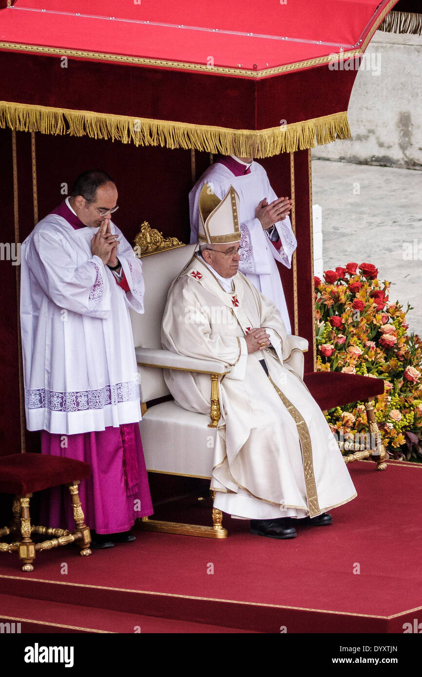 Vatican, Rome, Italie. Apr 27, 2014. Le pape François célèbre la canonisation des saints du bienheureux Pape Jean Paul II et le Pape Jean XXIII sur la Place Saint Pierre au Vatican le Dimanche, Avril 27, 2014. Le pape François a tenu un rite liturgique solennelle historique sur la Place Saint-Pierre au Vatican pour célébrer la canonisation des saints du bienheureux Pape Jean Paul II et le Pape Jean XXIII avant plus d'un million de fidèles de tous les coins du monde. Credit : Giuseppe Ciccia/Pacific Press/Alamy Live News Banque D'Images