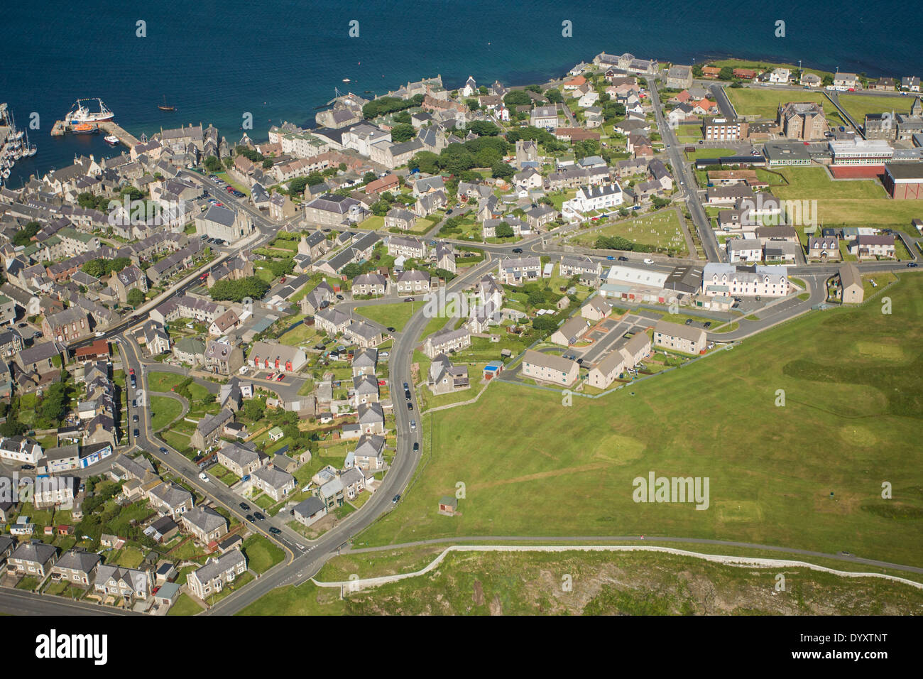 Vue aérienne de Lerwick et le Knab Golf, Shetland Banque D'Images