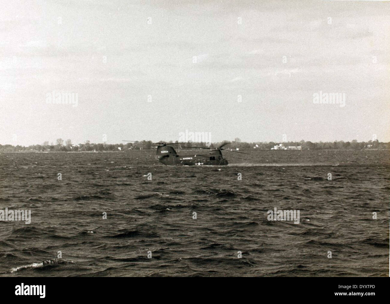 Le Boeing CH-46, développé par la division Vertol, était un hélicoptère à rotor tandem principalement utilisé pour le transport et le mouvement des troupes. Cette image, tirée du laboratoire photographique d'essais en vol, montre le CH-46 pendant sa phase d'essais en vol. Banque D'Images