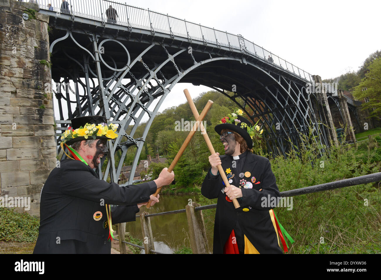 Morris Dance Festival à Ironbridge, Telford, Royaume-Uni 27 avril 2014. Un rassemblement de Border Morris Équipes qui danse dans la frontière galloise dans la tradition Ironbridge, Shropshire, Angleterre. Les membres de l'équipe de Terry et les erreurs d'écriture Julia Duffy de Llandyrnog au Pays de Galles. Crédit : David Bagnall/Alamy Live News Banque D'Images