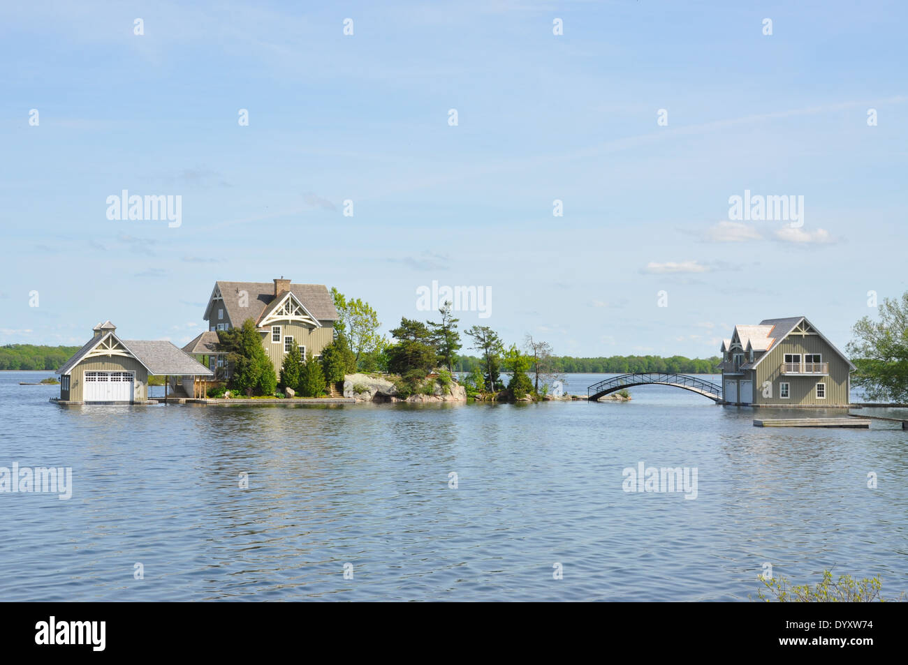 Une maison avec un pont pied sur une petite île, Mille-Îles, Voie navigable du Saint-Laurent, en Ontario, Canada. Banque D'Images