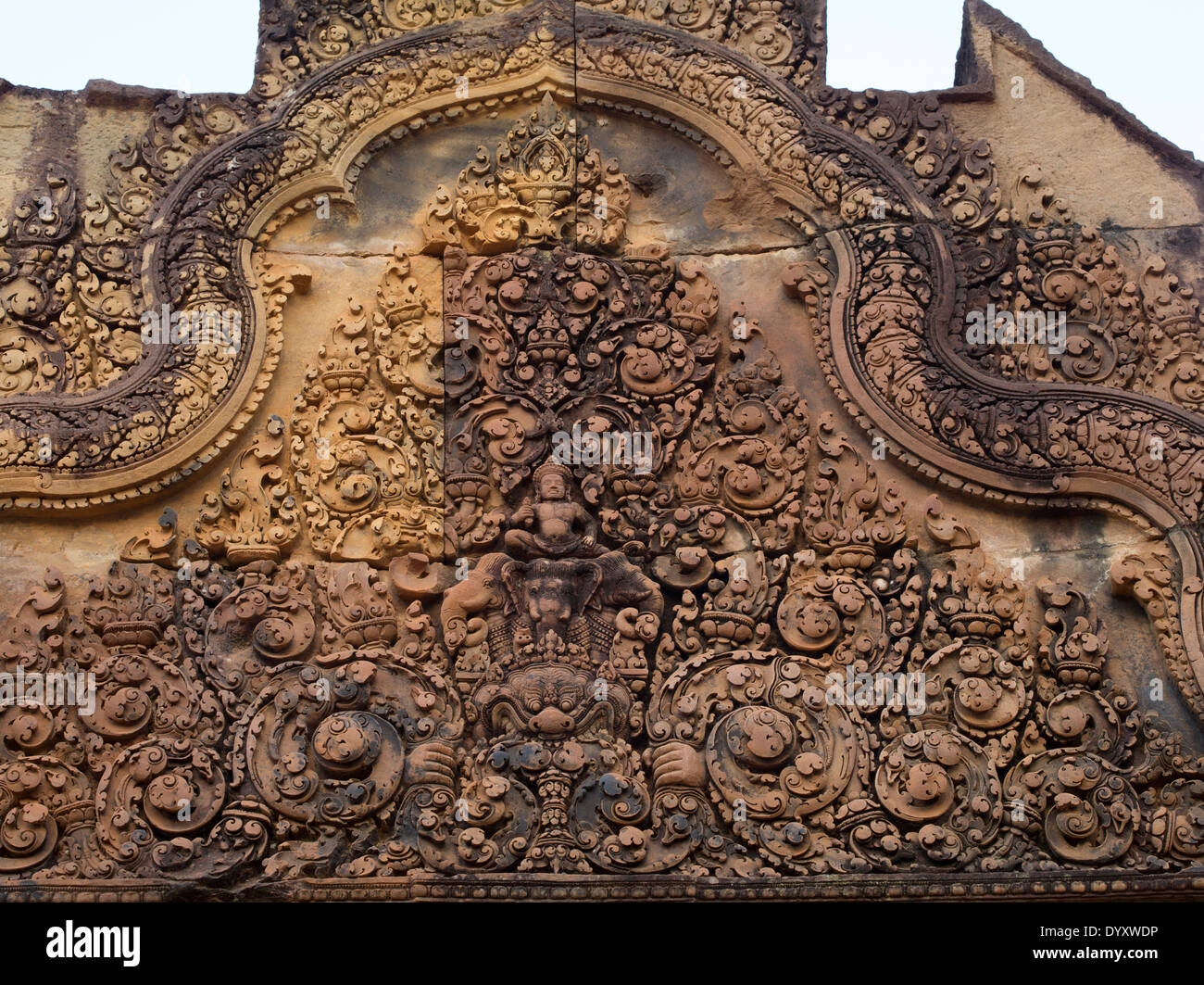Bas-relief sculptures de grès à Banteay Srei Temple Hindou dédié à Shiva. Siem Reap, Cambodge Banque D'Images