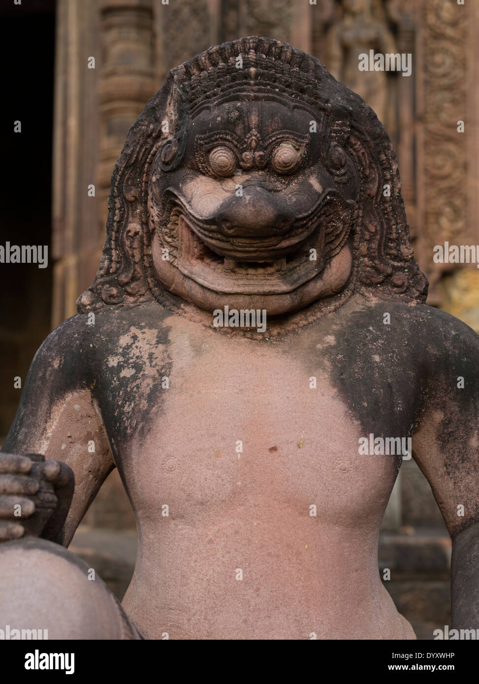 Tuteur à tête de lion à Banteay Srei Temple Hindou dédié à Shiva. Siem Reap, Cambodge Banque D'Images