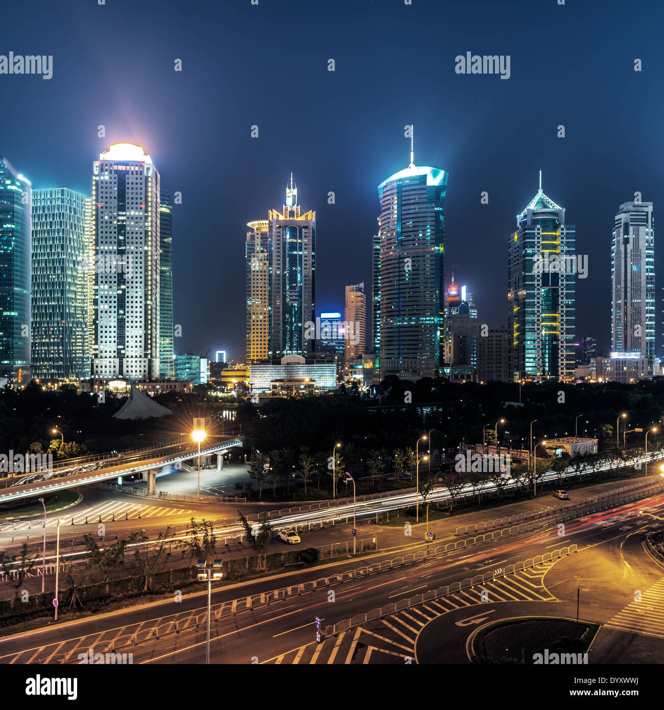 Vue d'oiseau à Shanghai en Chine. Gratte-ciel en construction en premier plan Banque D'Images