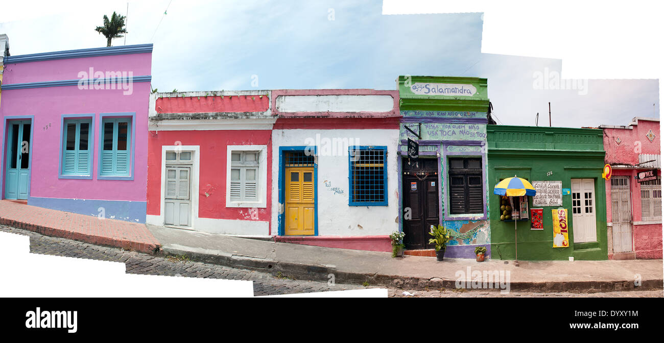 Olinda, l'État de Pernambuco, Brésil. Rua colonial coloré ; boutiques dans un panorama cousus. Banque D'Images