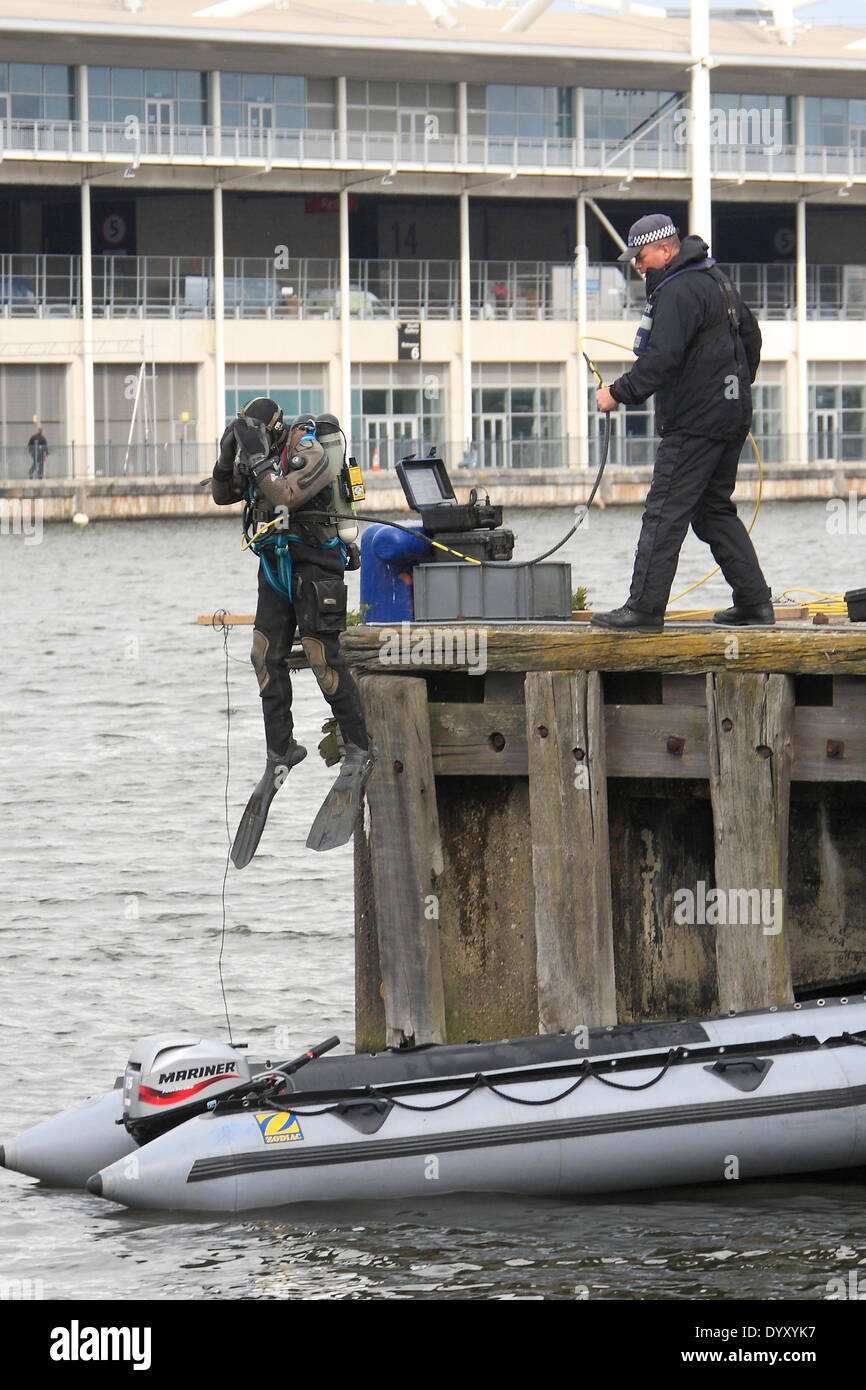 Londres, Royaume-Uni. Dimanche 27 Avril 2014 Recherche de l'Unité maritime de la Police métropolitaine du Royal Victoria Docks pour un avion's boîtes noires dans le cadre de l'exercice de l'agence sur plusieurs détenus dans l'Est de Londres. L'exercice de trois jours voit des centaines d'employés des services d'urgence répondant à un écrasement d'avion au Millennium Mills et à proximité du site Royal Victoria Docks. Credit : Hot Shots/Alamy Live News Banque D'Images