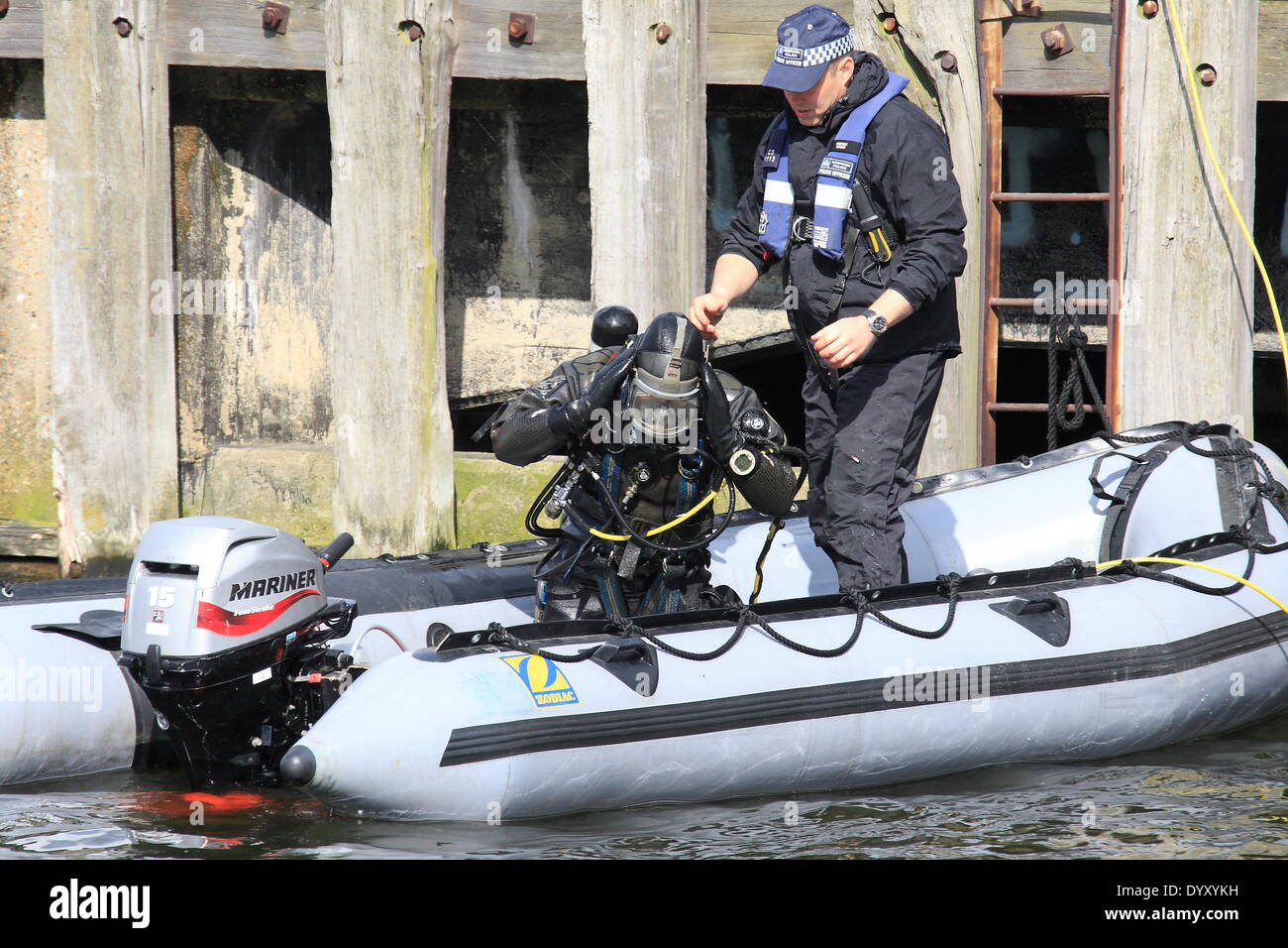 Londres, Royaume-Uni. Dimanche 27 Avril 2014 Recherche de l'Unité maritime de la Police métropolitaine du Royal Victoria Docks pour un avion's boîtes noires dans le cadre de l'exercice de l'agence sur plusieurs détenus dans l'Est de Londres. L'exercice de trois jours voit des centaines d'employés des services d'urgence répondant à un écrasement d'avion au Millennium Mills et à proximité du site Royal Victoria Docks. Credit : Hot Shots/Alamy Live News Banque D'Images