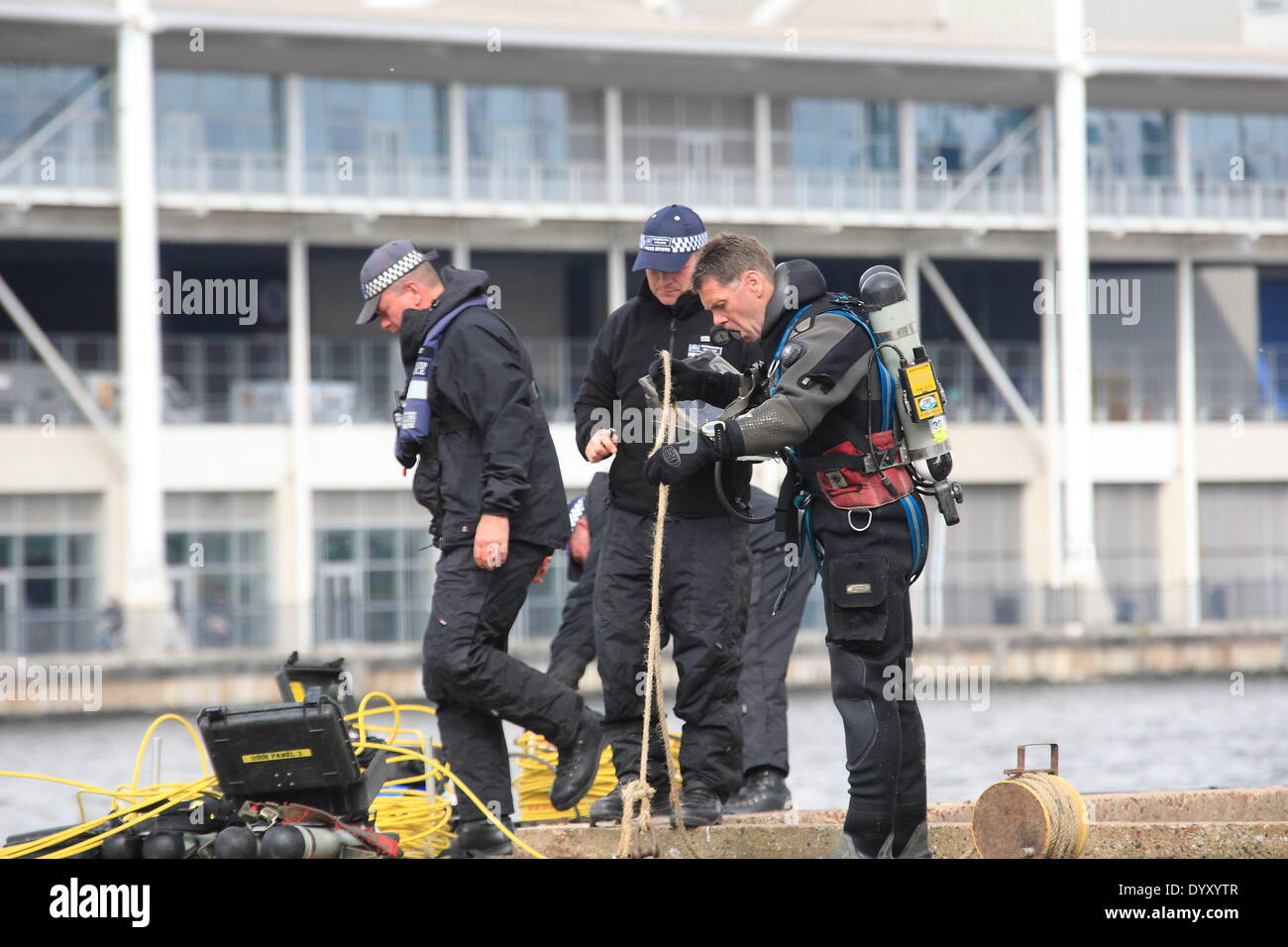 Londres, Royaume-Uni. Dimanche 27 Avril 2014 Recherche de l'Unité maritime de la Police métropolitaine du Royal Victoria Docks pour un avion's boîtes noires dans le cadre de l'exercice de l'agence sur plusieurs détenus dans l'Est de Londres. L'exercice de trois jours voit des centaines d'employés des services d'urgence répondant à un écrasement d'avion au Millennium Mills et à proximité du site Royal Victoria Docks. Credit : Hot Shots/Alamy Live News Banque D'Images