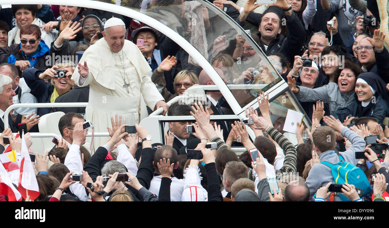 St Peter's square, Vatican. Apr 27, 2014. Le pape François est à sa Papamobil pendant qu'il part la Canonisation Service à la place Saint Pierre au Vatican, le 27 avril 2014. Environ un million de pèlerins et touristes assister à la canonisation du Pape Jean XXIII et le Pape Jean-Paul II par le Pape François. Photo : Michael Kappeler/dpa/Alamy Live News Banque D'Images