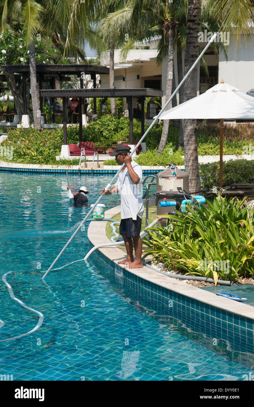 Nettoyage des travailleurs un piscine de l'hôtel Banque D'Images