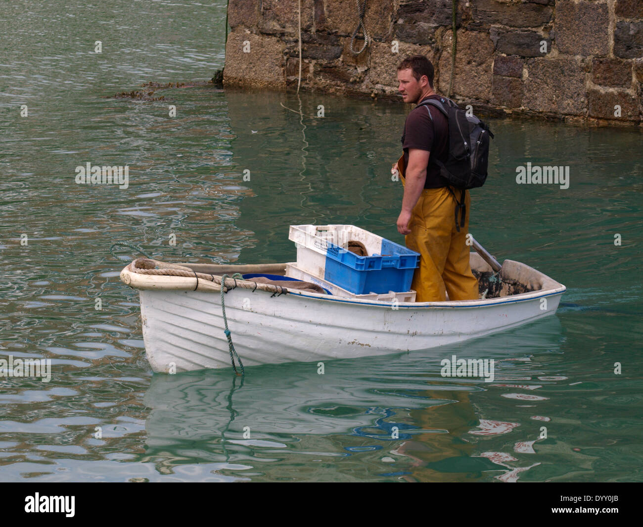 Cornish atterrissage pêcheur ses prises dans un canot, port de Newquay, Cornwall, UK Banque D'Images