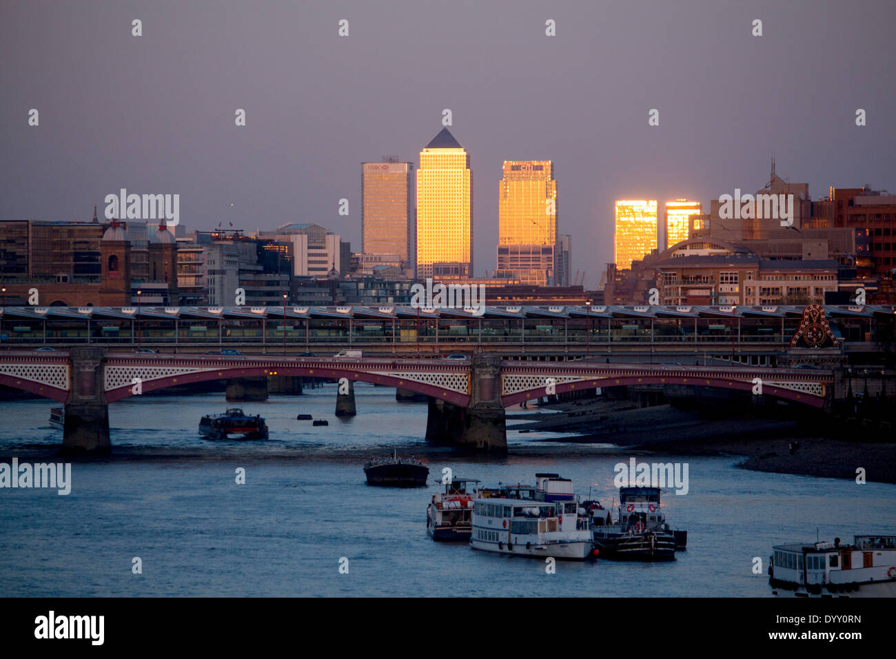 Les tours de Canary Wharf au coucher du soleil de Waterloo bridge avec Tamise et Blackfriars Bridge en premier plan London England UK Banque D'Images