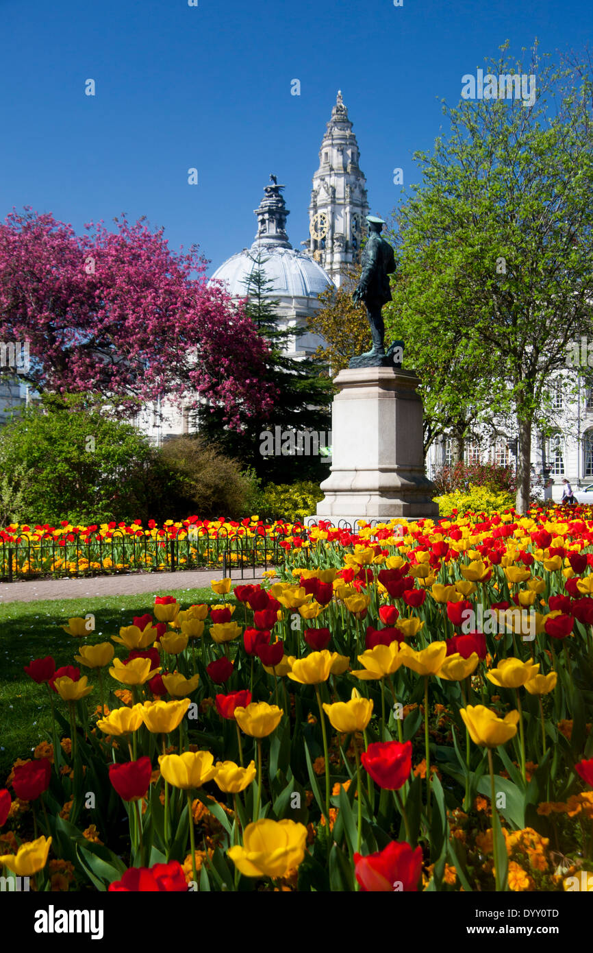 L'Hôtel de ville de Cardiff à partir de la Gorsedd Gardens avec des tulipes en premier plan au printemps Cardiff South Wales UK Banque D'Images