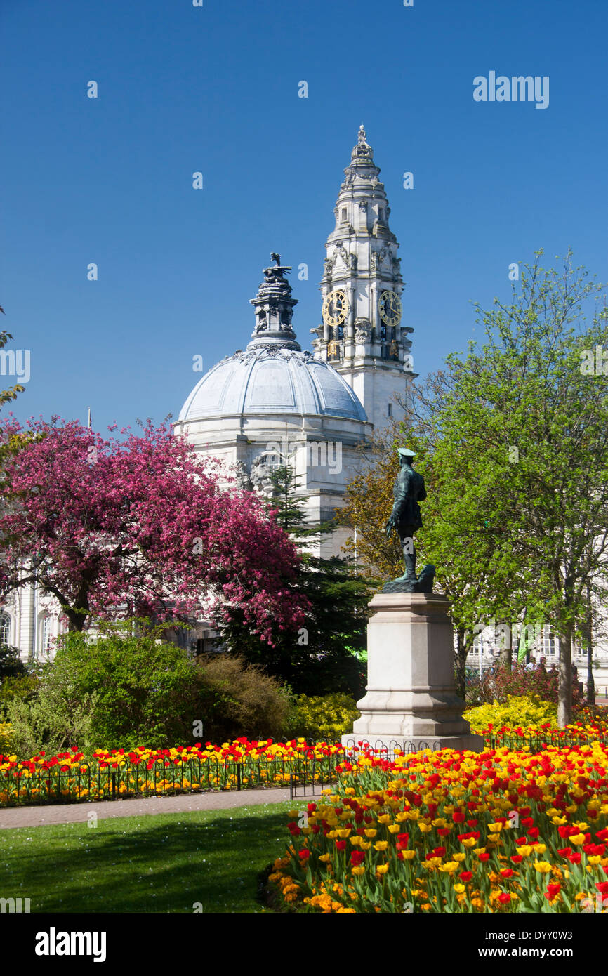 L'Hôtel de ville de Cardiff à partir de la Gorsedd Gardens avec des tulipes en premier plan au printemps Cardiff South Wales UK Banque D'Images
