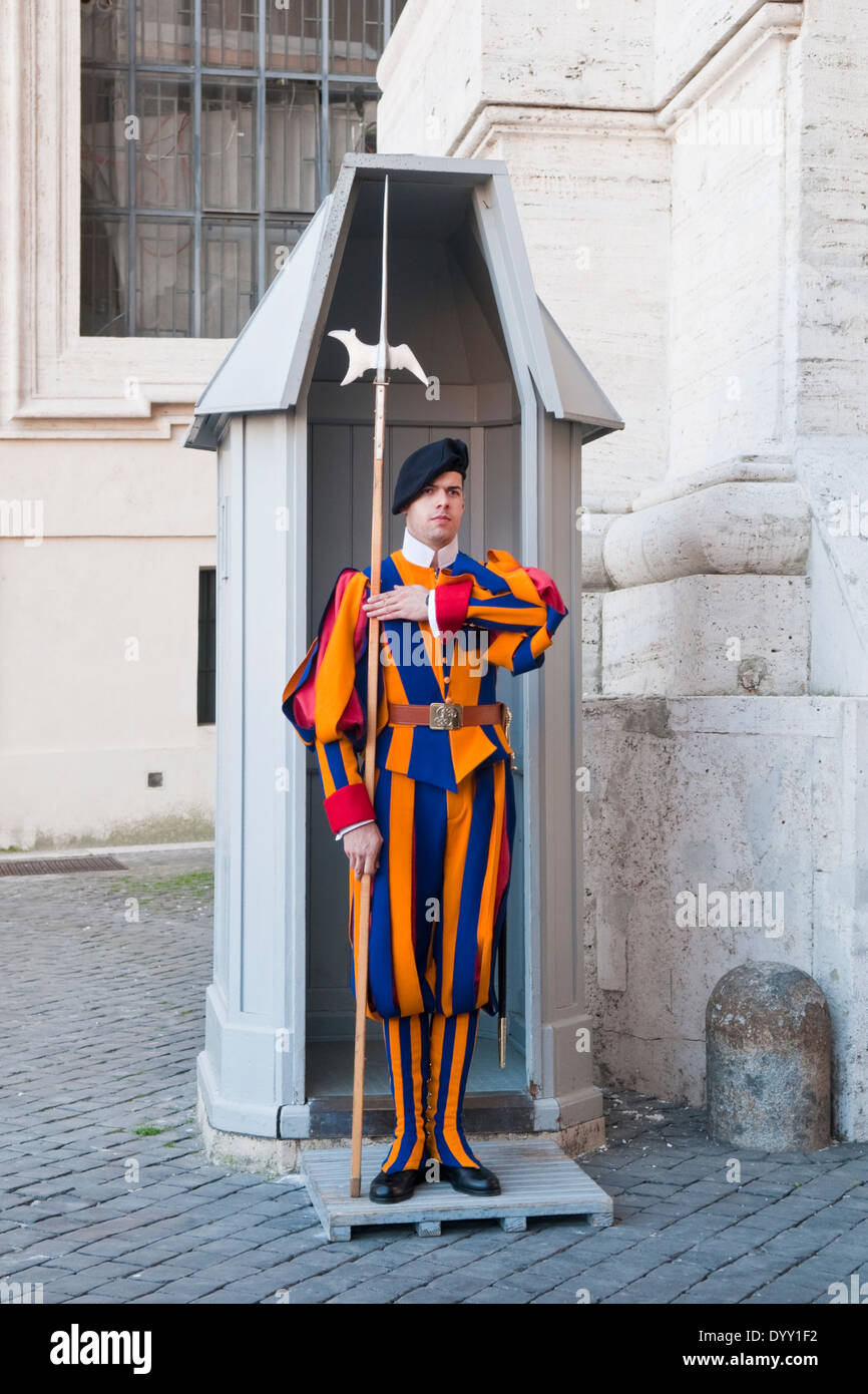 Un membre de la Garde suisse pontificale à la basilique St Pierre à Rome Banque D'Images