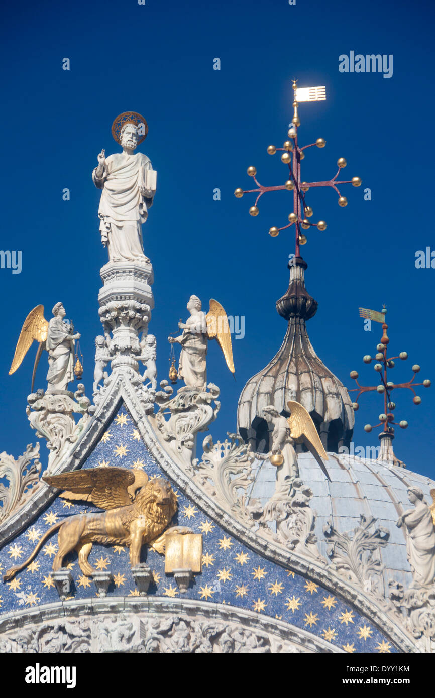 San Marco la Basilique St Marc et le dôme de la statue avec des croisements et lion de Saint Marc Venise Vénétie Italie Banque D'Images