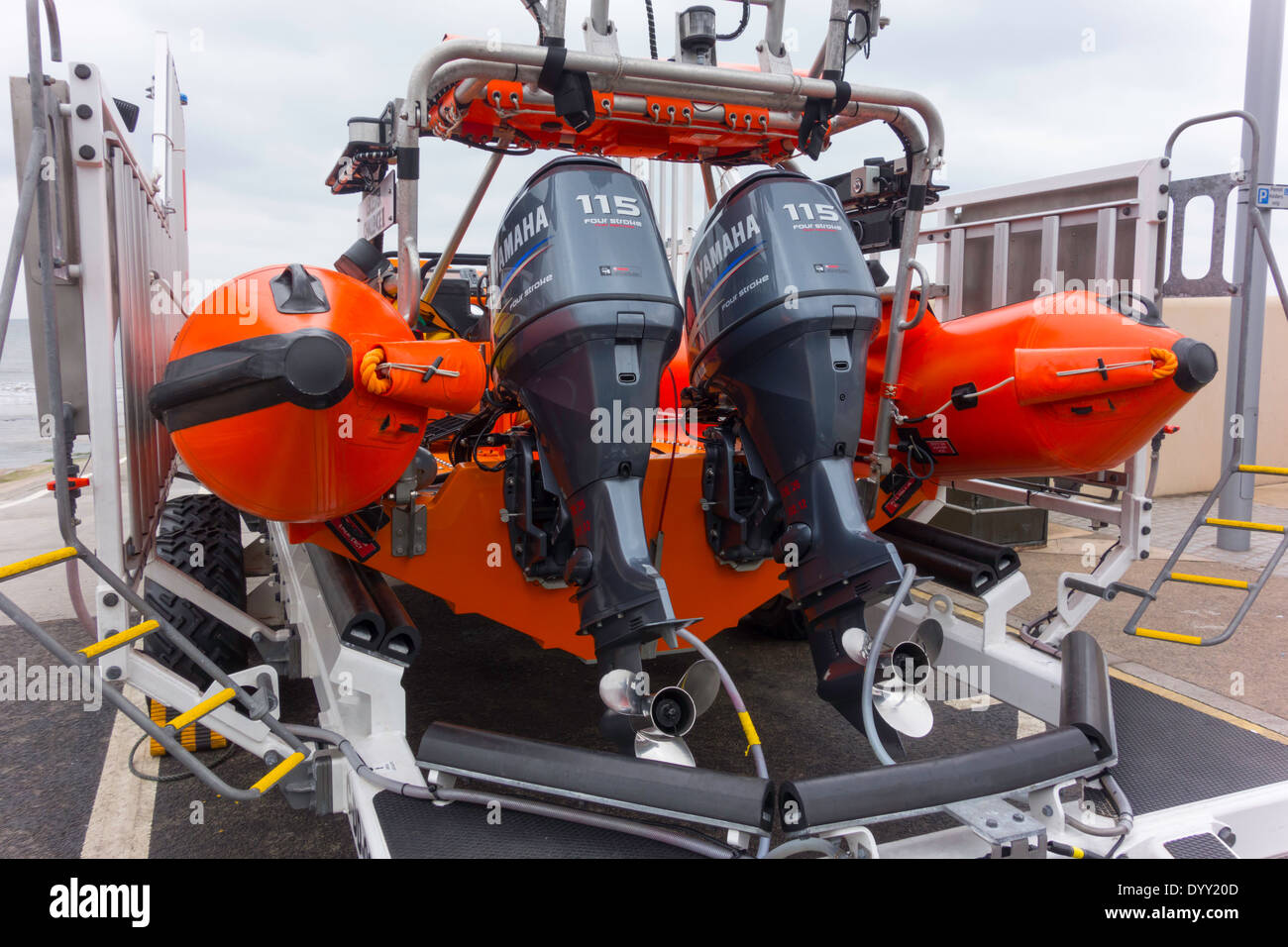 Détail de la RNLI lifeboat côtière Redcar type IB1 nommé Leicester Défi 1 montrant de puissants moteurs hors-bord Yamaha 1 Banque D'Images