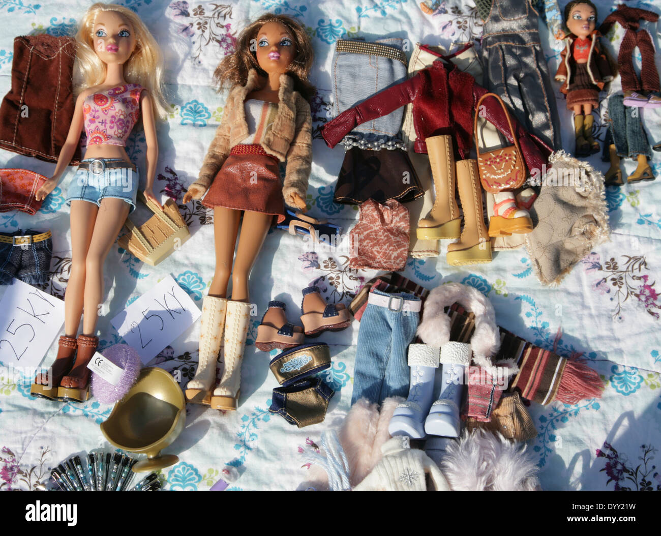 Close up de poupées Barbie à un marché aux puces Photo Stock - Alamy