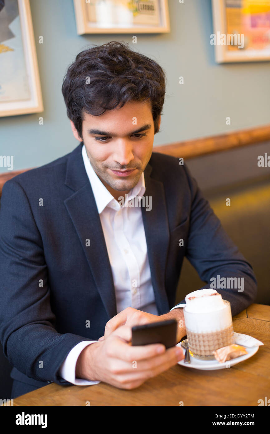 Homme agréable restaurant cafe smartphone sms message Banque D'Images