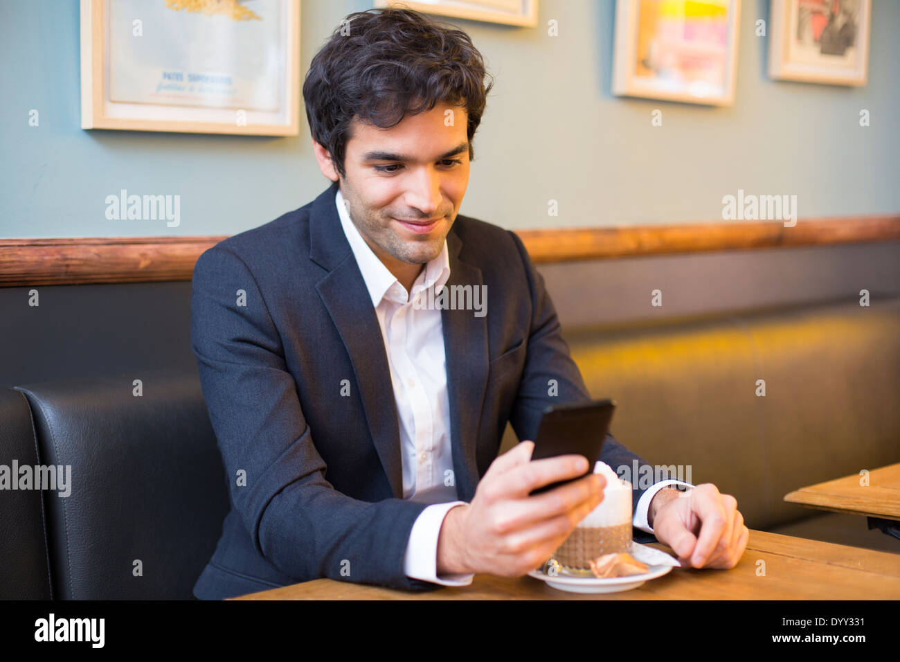 Homme agréable restaurant cafe smartphone sms message Banque D'Images