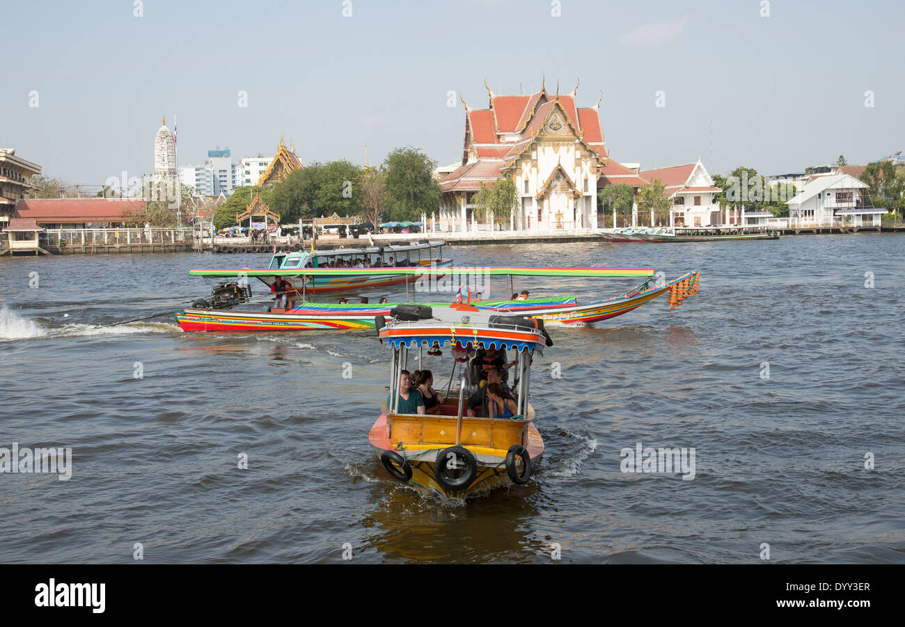 Chao Phraya, le centre de Bangkok en Thaïlande et approcher river taxi Banque D'Images