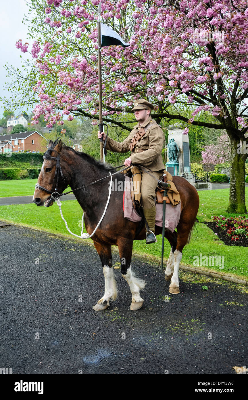 Un homme habillé en WW1 soldat de l'Ulster Volunteers (UVF) montant un cheval. Banque D'Images