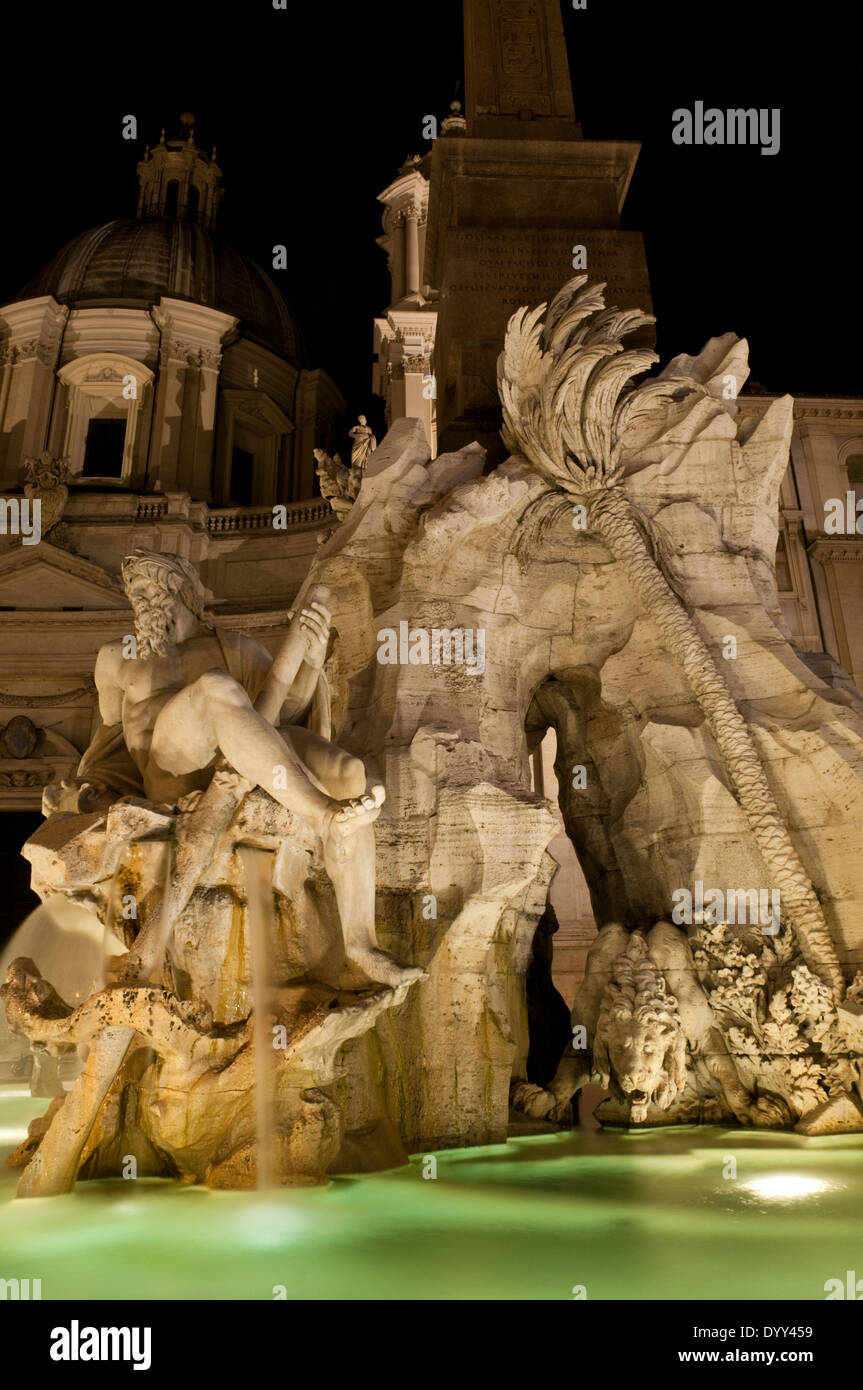 Statue du dieu fleuve Ganges et un lion en pierre sur la Fontana dei Quattro Fiumi à Piazza Navona à Rome Banque D'Images