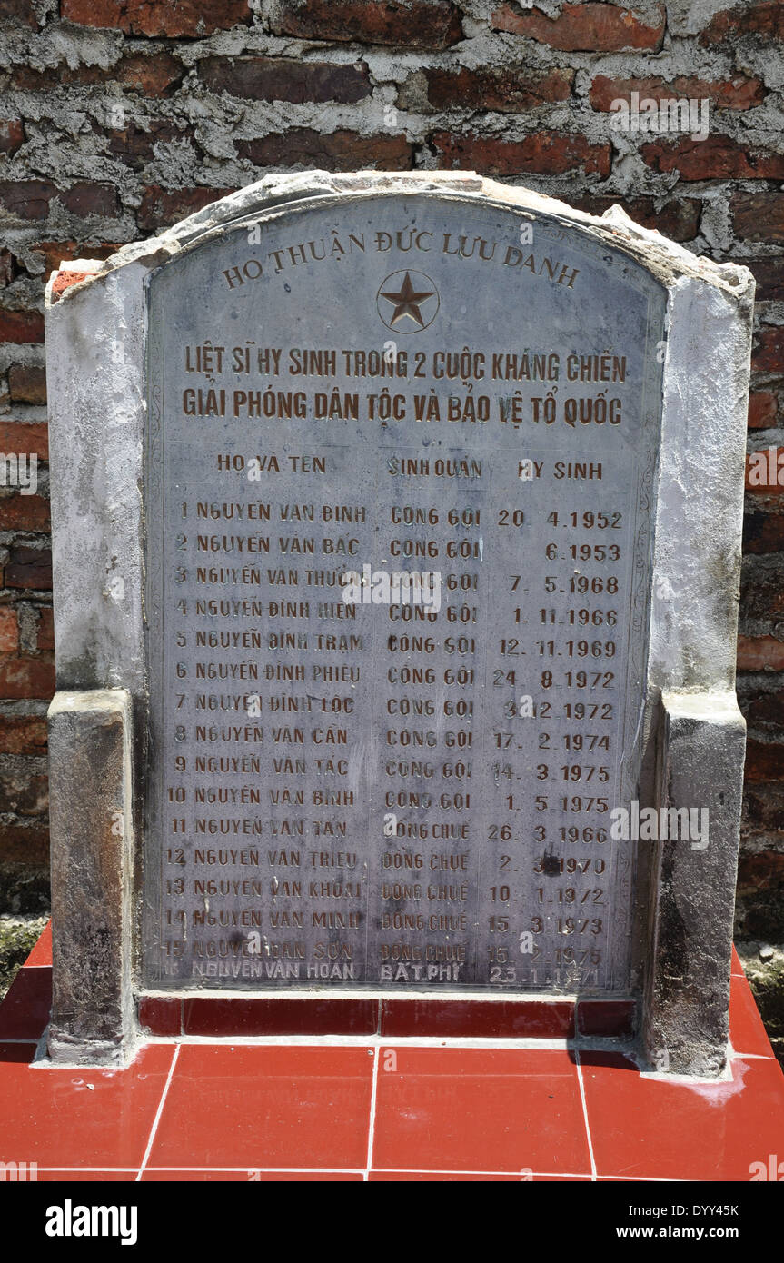 Une stèle commémorative aux soldats morts dans un village appelé que Vo dans la province de Bac Ha le Delta du Fleuve Rouge, au Vietnam Banque D'Images