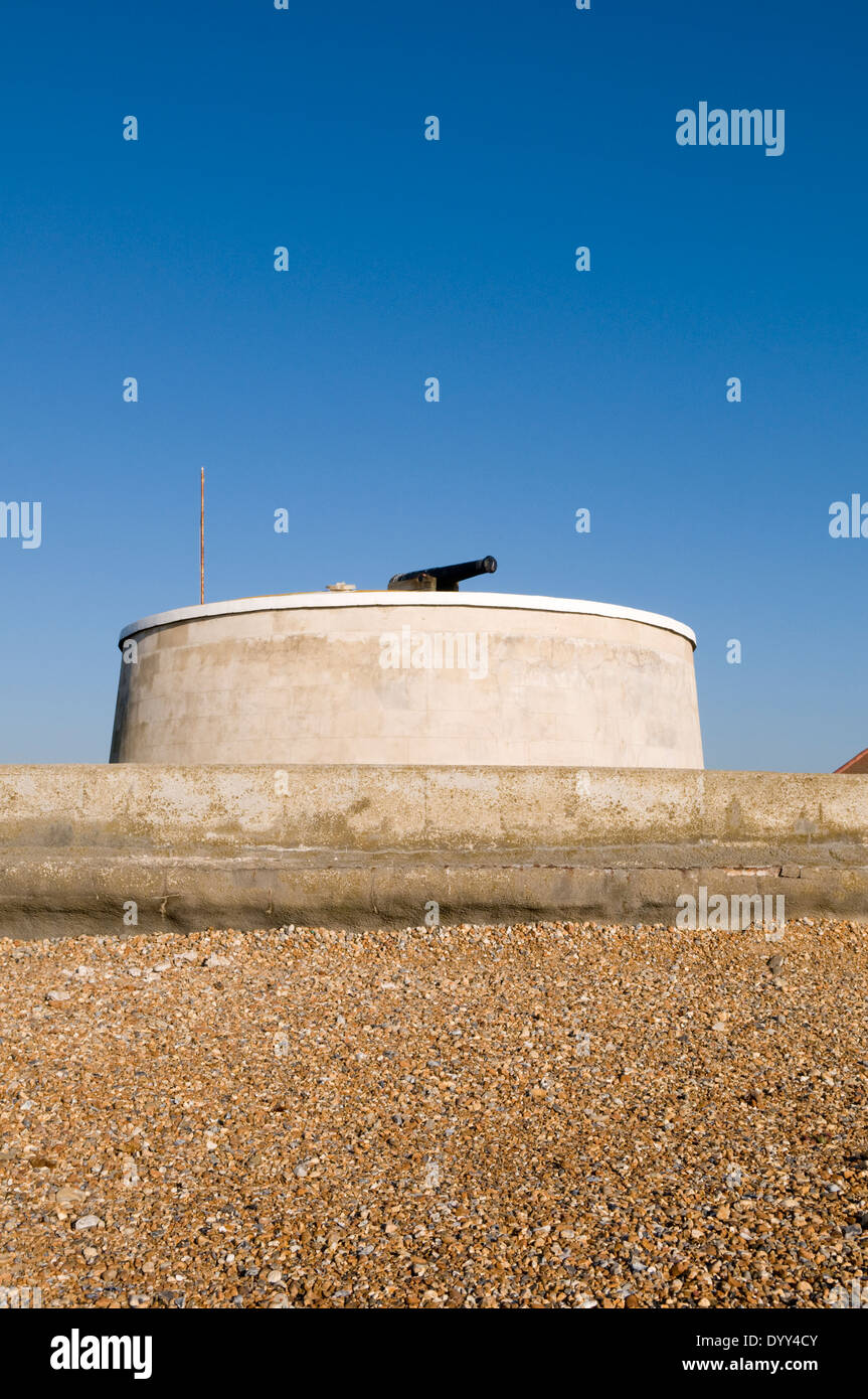 La tour Martello et musée local dans la ville balnéaire de Sussex Seaford, construite pour défendre la Grande-Bretagne durant les guerres napoléoniennes Banque D'Images