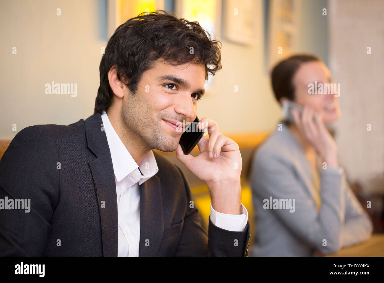 Joyeux mâle appelant restaurant cafe smartphone tablet pc femelle Banque D'Images