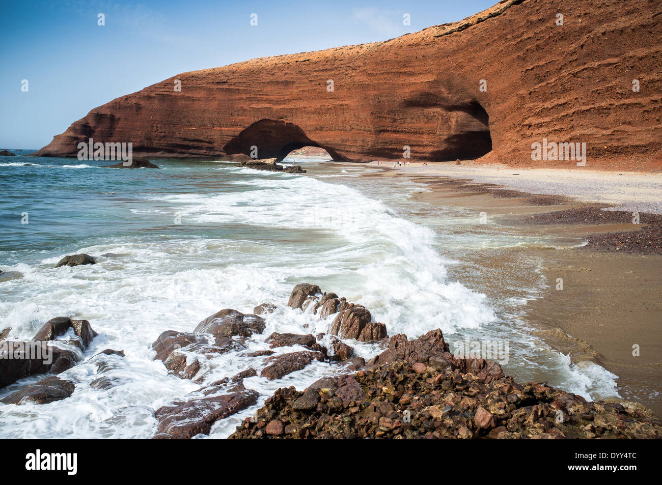 Arcades rouge sur la côte de l'océan atlantique, la plage de Legzira, Sidi Ifni, Maroc, Afrique du Nord Banque D'Images