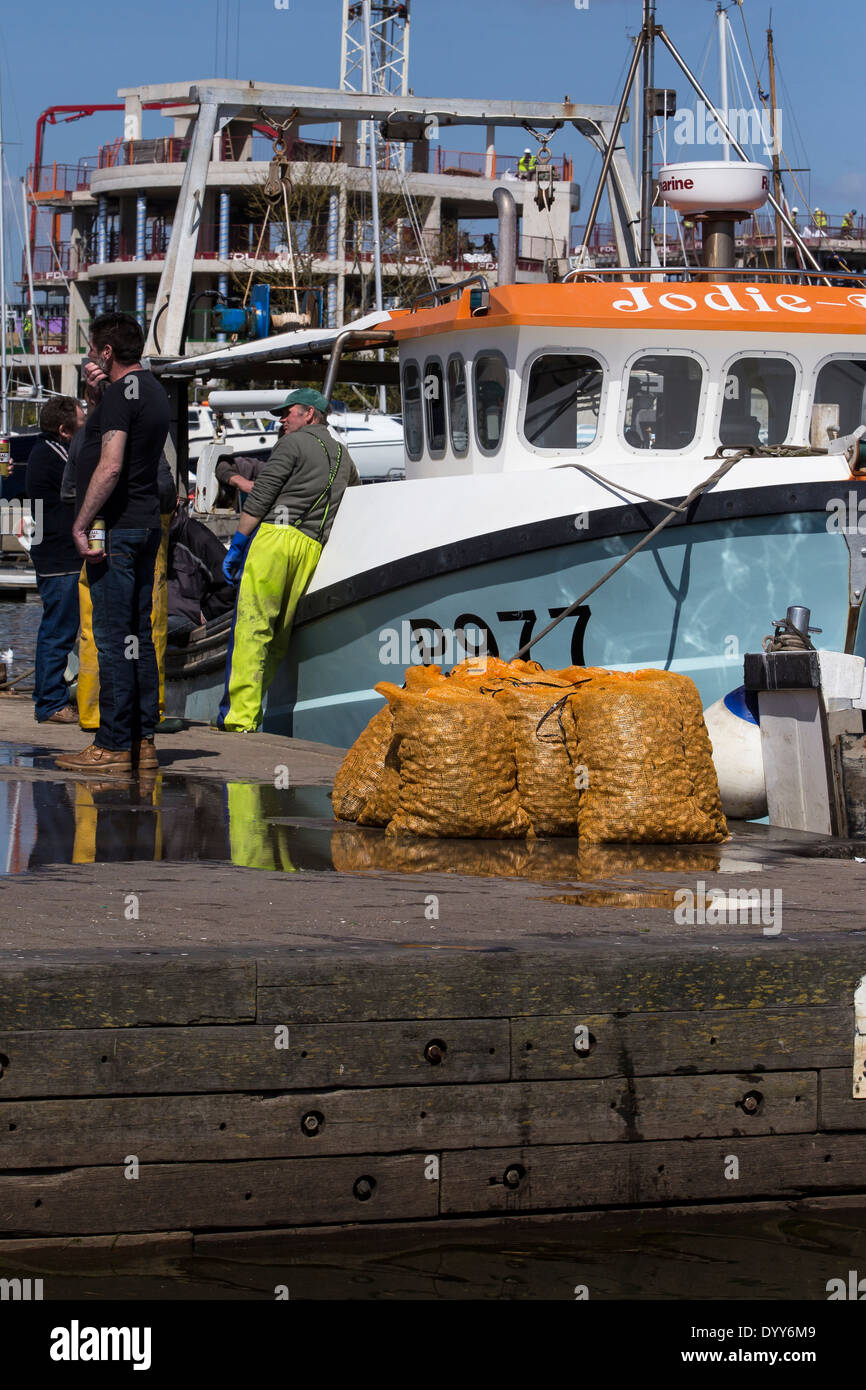 Du côté du port de pêcheur avec chalutier. Sacs de moules se leva en premier plan. Lymington Quayside, Hampshire. UK. Banque D'Images
