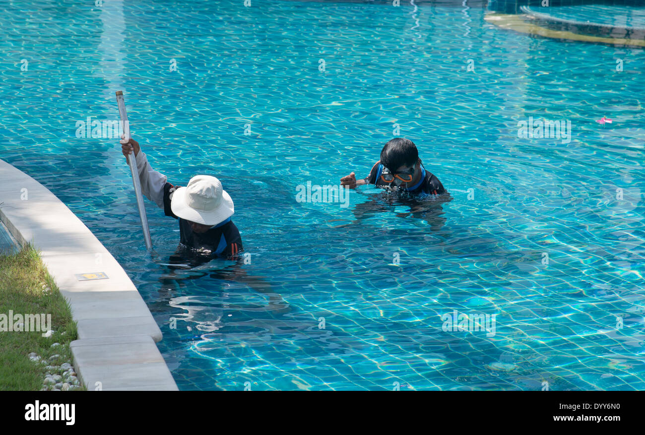 Nettoyage des travailleurs un piscine de l'hôtel Banque D'Images