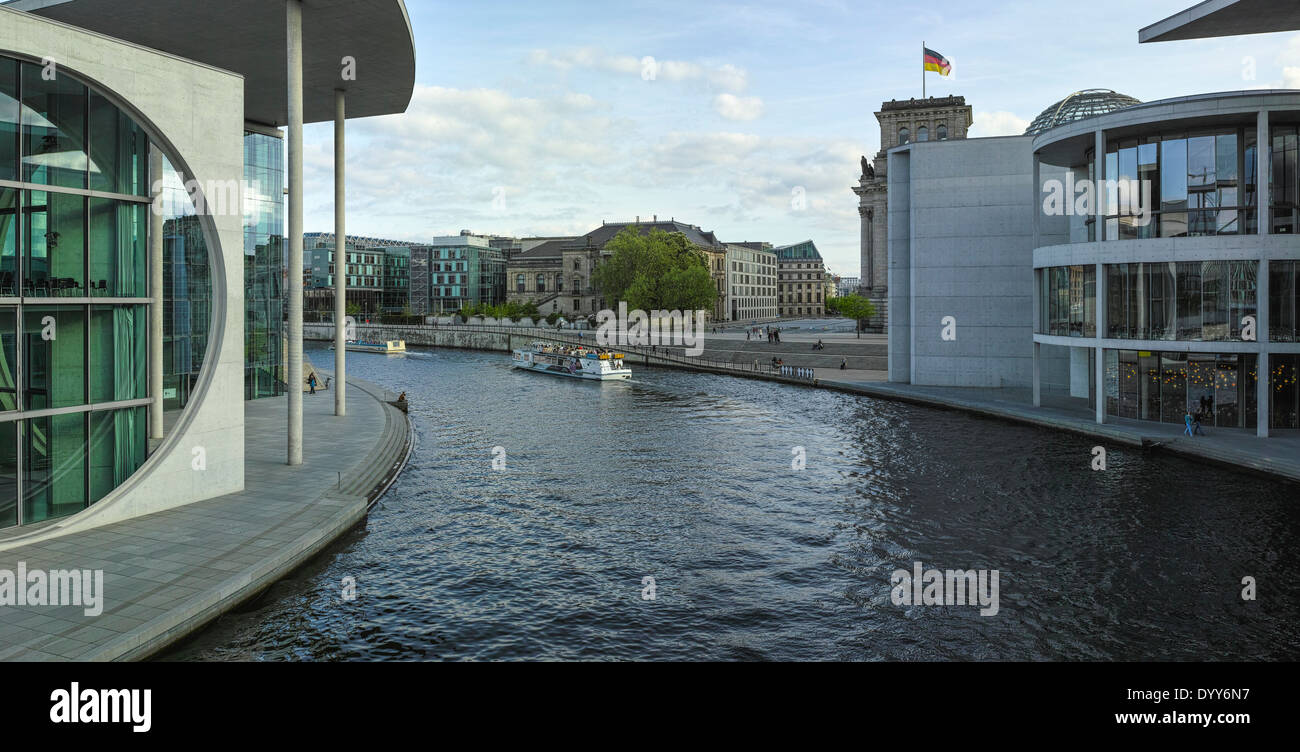 Vue panoramique depuis la passerelle sur la rivière Spree entre Paul-Löbe-Haus et Marie-Elisabeth-Lüders-Haus. Banque D'Images