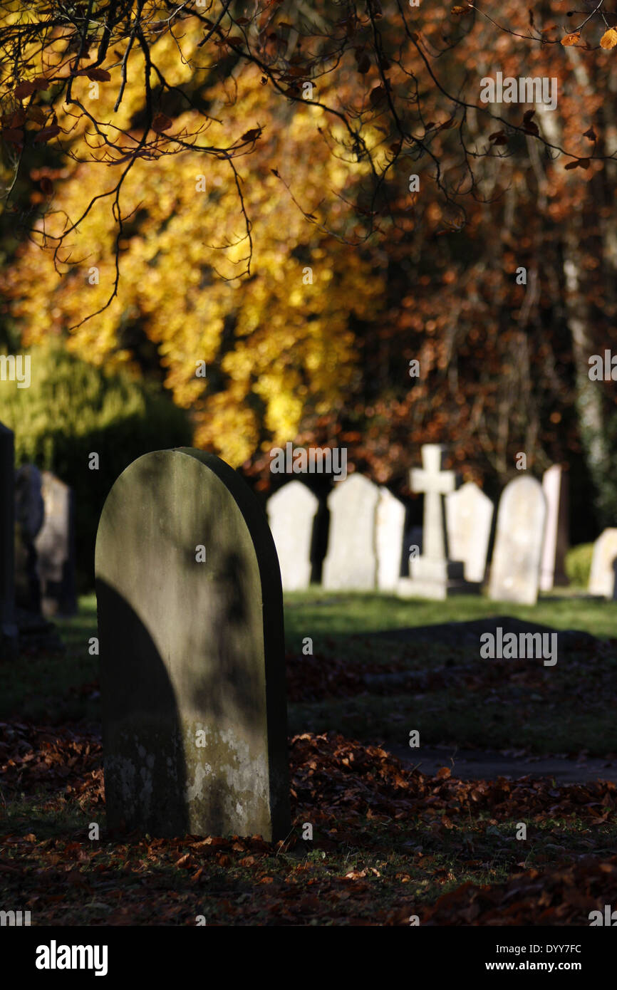 Les pierres tombales dans le cimetière Mount à Guildford, Surrey, Angleterre Banque D'Images