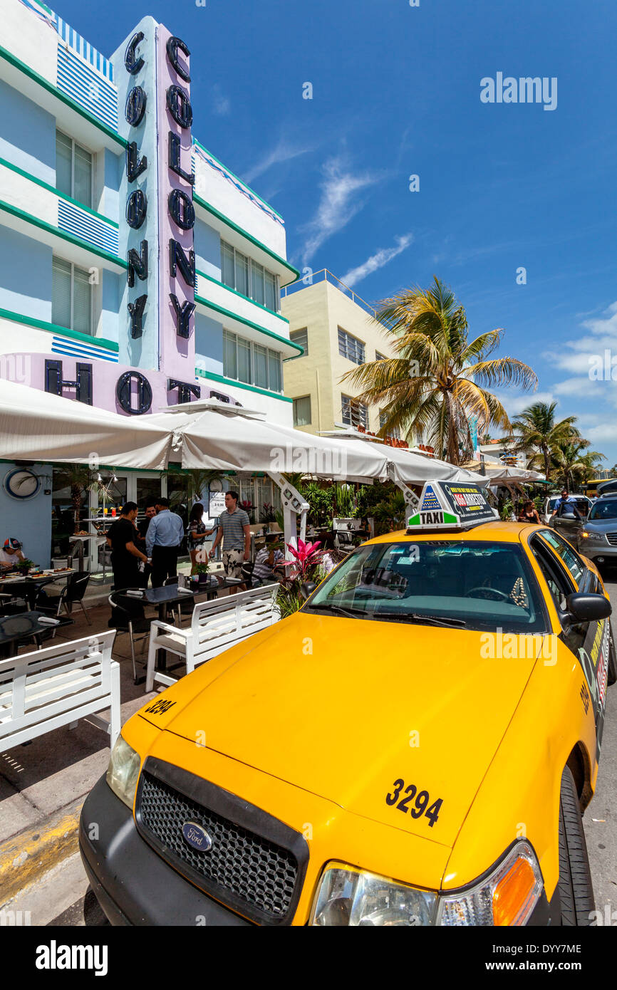L'hôtel Colony et Jaune Taxi Miami, South Beach, Miami, Floride, USA Banque D'Images L'hôtel Colony et Jaune Taxi Miami, South Beach, Miami, Floride, USA Banque D'Images