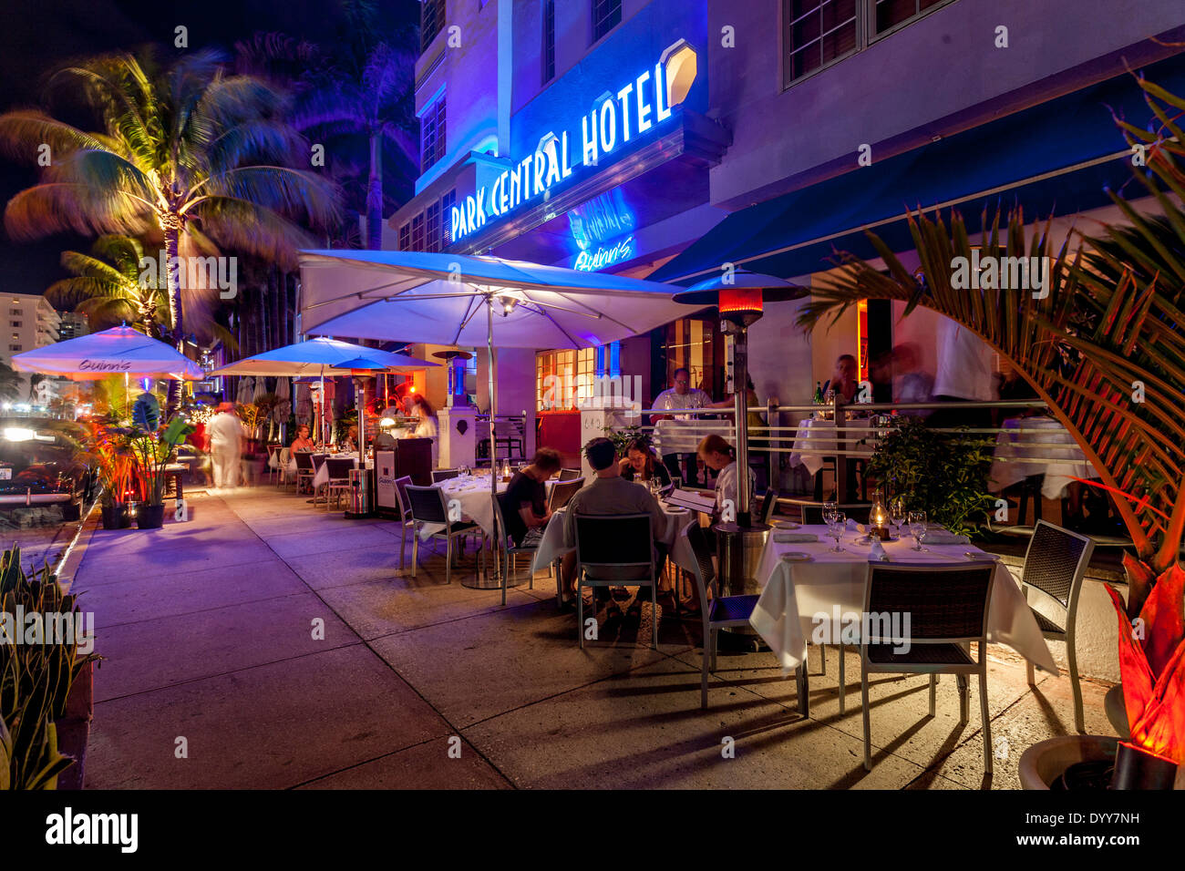 L'hôtel Park Central et Sidewalk Cafe, Ocean Drive, à South Beach, Miami, Floride, USA Banque D'Images L'hôtel Park Central et Sidewalk Cafe, Ocean Drive, à South Beach, Miami, Floride, USA Banque D'Images