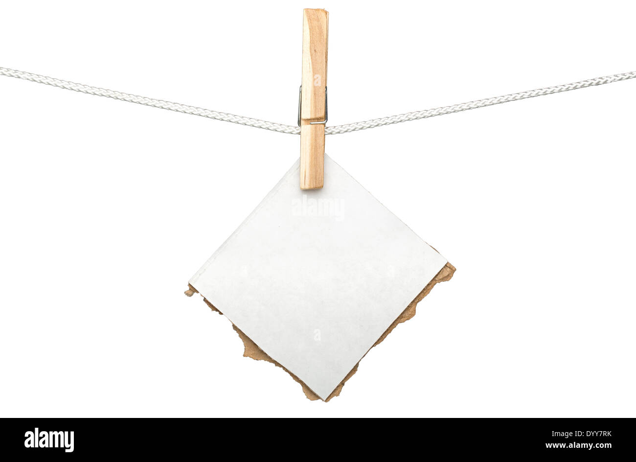 Morceau de carton déchiré accroché sur un conseil clothespin, isolé sur blanc. Banque D'Images
