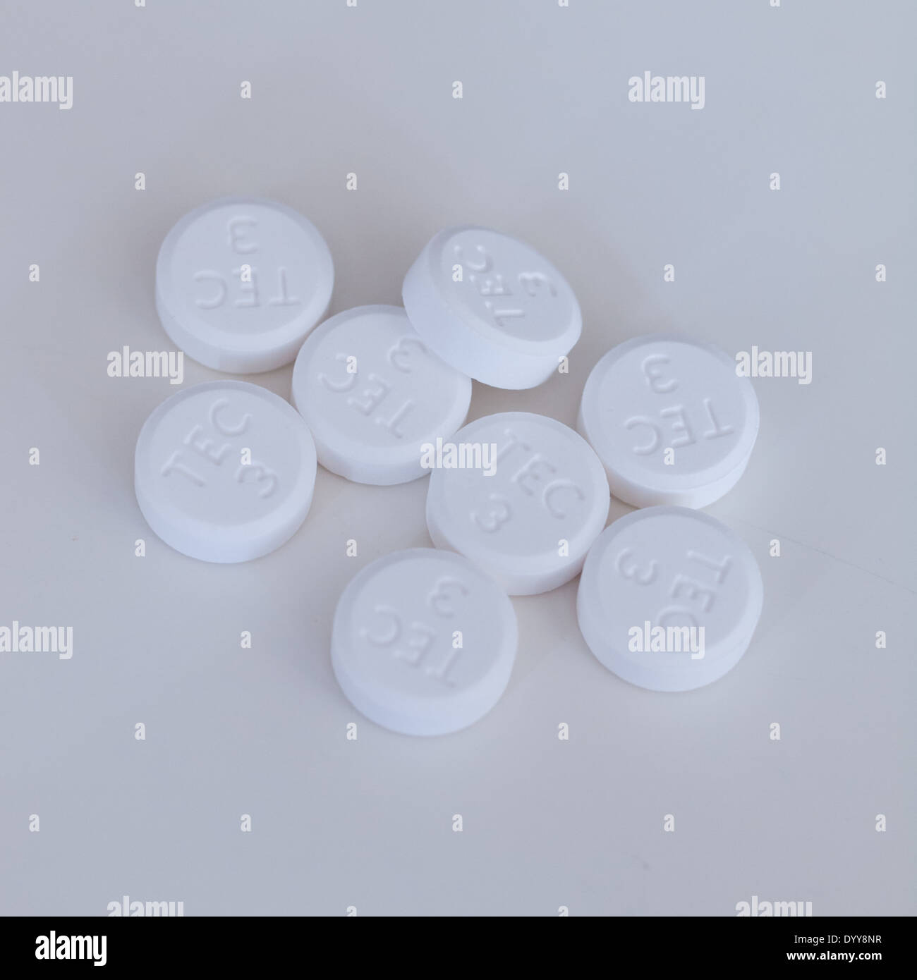 3 comprimés de Tylenol (Acétaminophène et codéine, co-codamols), un médicament utilisé pour soulager la douleur légère à modérée. Banque D'Images